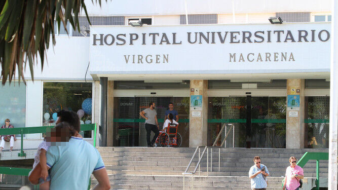 Exterior del Hospital Virgen Macarena, donde fallecieron los pacientes.