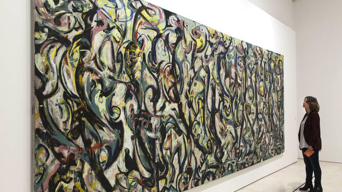 Una mujer contempla el célebre 'Mural' de Peggy Guggenheim.