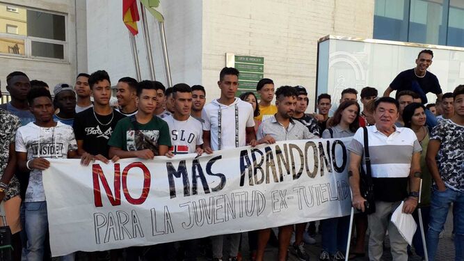 Jóvenes inmigrantes concentrados ayer a las puertas de la Delegación de Igualdad y Políticas sociales en Cádiz.