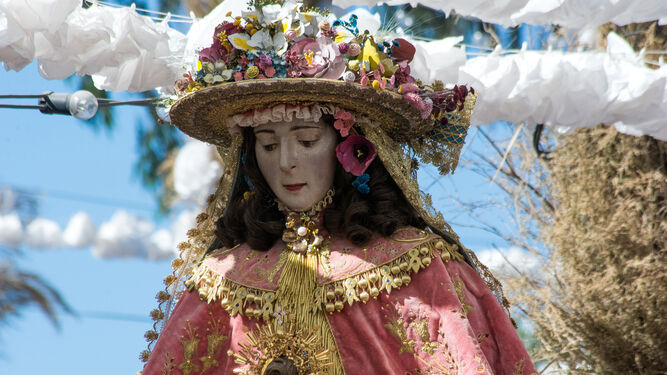 La Virgen del Roc&iacute;o abandona su aldea en el inicio de la Venida a Almonte