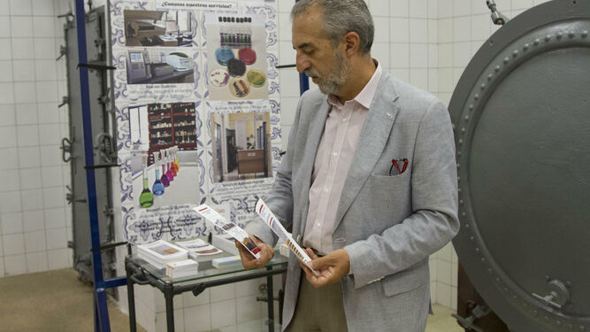 El concejal Juan Manuel Flores visita el laboratorio municipal de Sevilla.