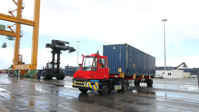 Carga y descarga de mercancías en el puerto de Huelva