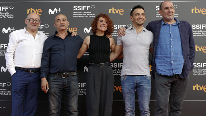 Alejandro Amenábar, segundo por la derecha, junto a los actores de 'Mientras dure la guerra'.