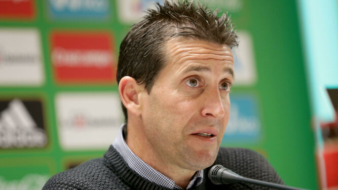 Merino, durante una rueda de prensa como entrenador del Betis.