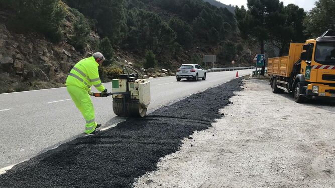 Un operario extiende asfalto sobre una carretera andaluza.