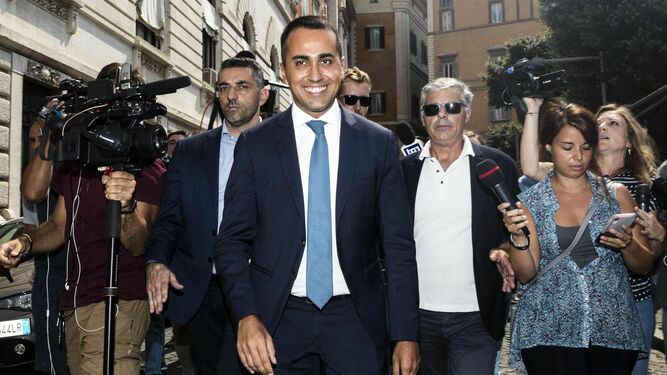 El líder del M5S, Luigi Di Maio, se encamina a una reunión con el máximo responsable del PD, Nicola Zingaretti.