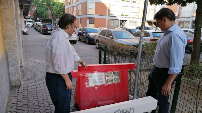 Álvaro Pimentel pasea por Santa Cecilia junto a Lorenzo López, concejal de Ciudadanos