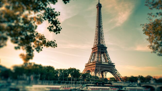 En el libro dedicado a París el lector descubre que a los parisinos al principio no les gustaba la Torre Eiffel.