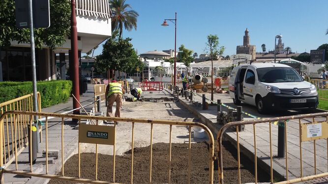Trabajos en el inicio de la calle Betis en la Plaza de Cuba.