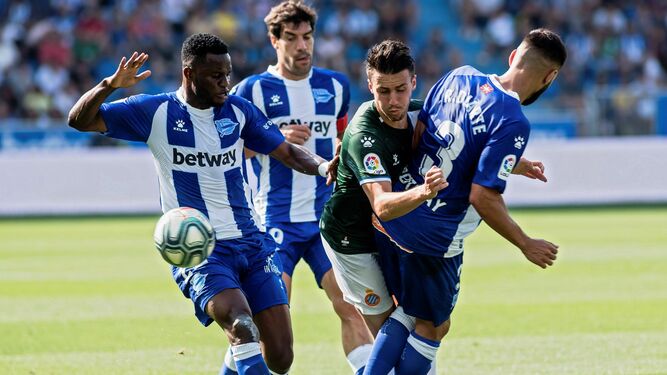 Corchia trata de avanzar entre Wakaso y Rubén Duarte en el Alavés-Espanyol.