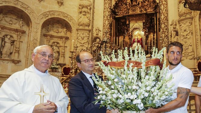 La ofrenda floral, llevada a cabo por el presidente y el capitán, Carriço, la pasada campaña.