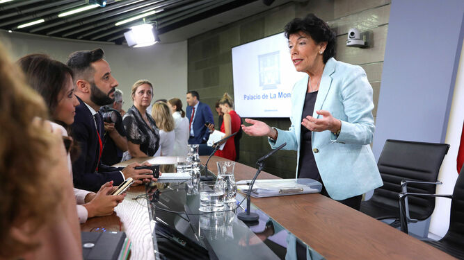 La portavoz del Gobierno y ministra de Educación en funciones, Isabel Celaá, habla con los periodistas ayer en Moncloa.