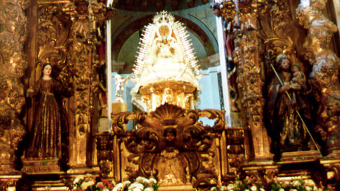 Una imagen antigua del altar de Setefilla, con las tallas de Santa Egipciaca y San José.
