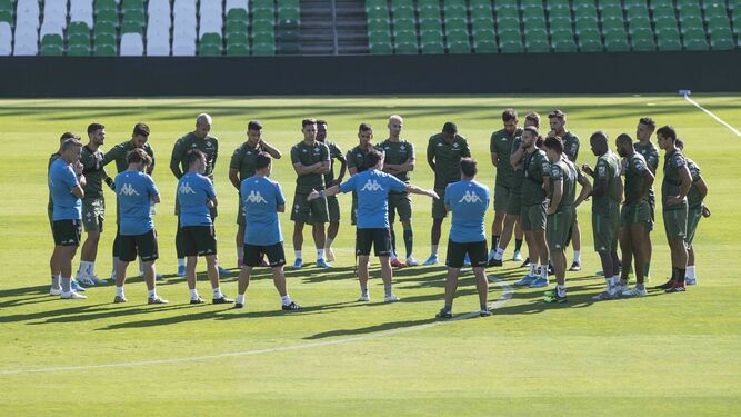 Rubi dialoga con sus jugadores en el entrenamiento de ayer en el Benito Villamarín.
