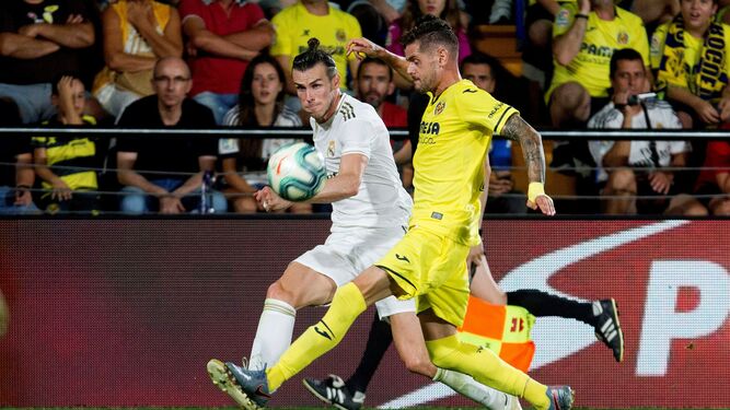 Bale lucha con Ontiveros, del Villarreal, durante el partido.
