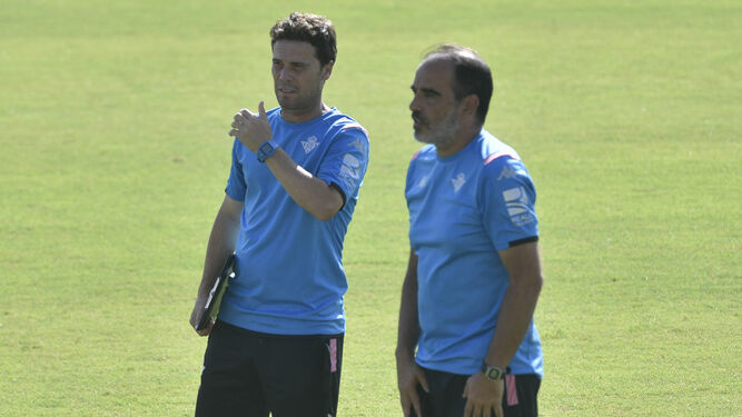 Rubi dialoga con su segundo, Jaume Torras, durante un entrenamiento.