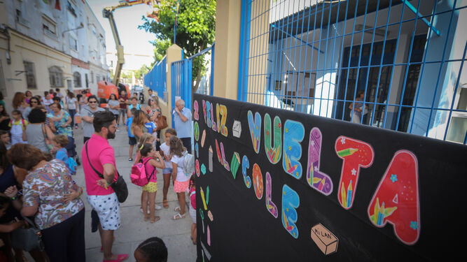 Niños entrando esta mañana en una guardería de la capital andaluza.