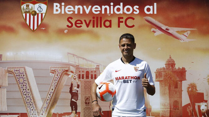 Chicharito, nuevo jugador del Sevilla FC, durante su presentación.