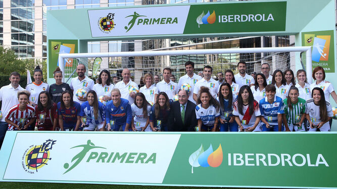 Las jugadoras de los equipos participantes de la Primera Iberdrola posan en la sede de la compañía.
