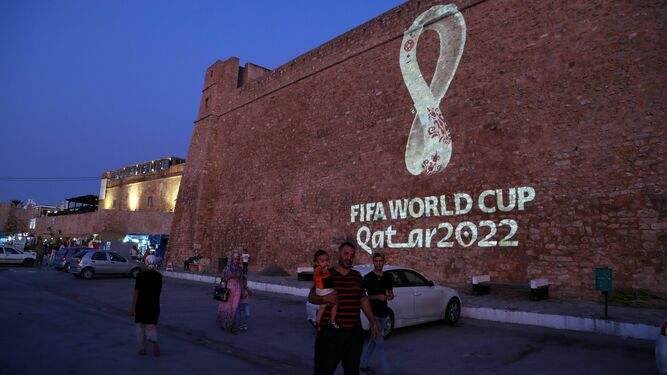 El logo del Mundial de Catar proyectado en una pared de Tunez.