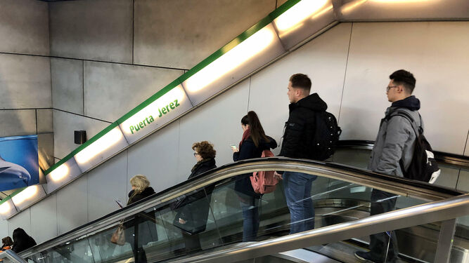 Viajeros del Metro en la estación Puerta de Jerez, la más céntrica y demandada de la línea 1.