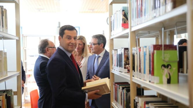 El presidente de la Junta, Juanma Moreno, ayer en en una biblioteca de Alhaurín de la Torre.