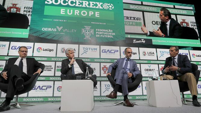 Cruz, junto a los representantes de Benfica y Juventus, en el Soccerex Europe, en Lisboa.