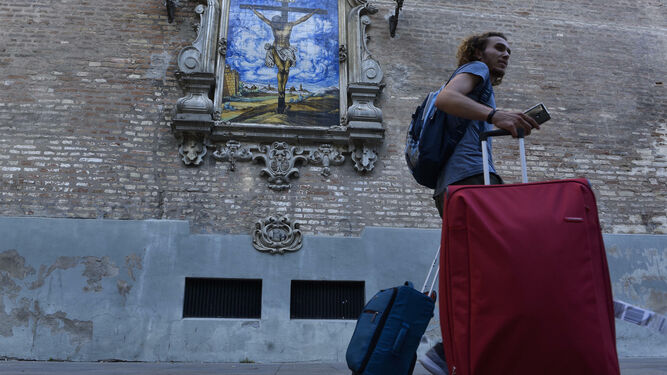 Un turista arrastra sus maletas por la plaza de la Encarnación, junto a la iglesia de la Anunciación.