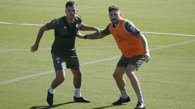 Javi García, con Feddal, durante un entrenamiento.