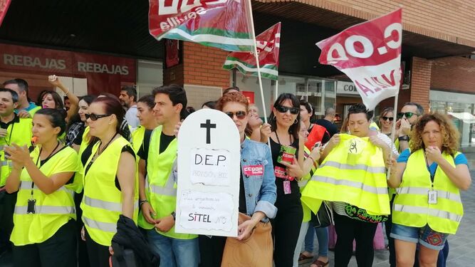 Manifestación de trabajadores contra el ERE de Sitel