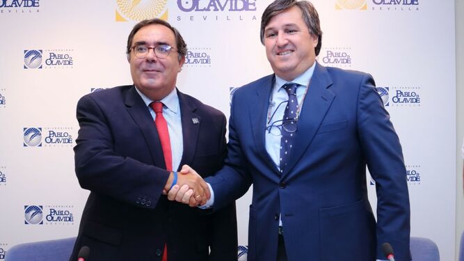 Vicente Guzmán Fluja y  Marco Caruz Arcos estrechan sus manos tras la firma del convenio.