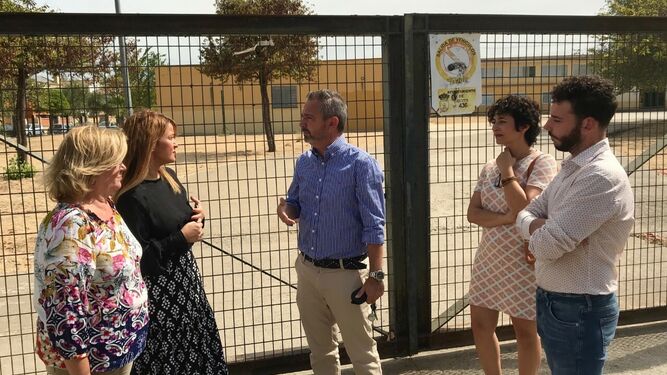 La alcaldesa, con la secretaria provincial del PSOE, Verónica Pérez, escuchan las explicaciones sobre la situación del centro.