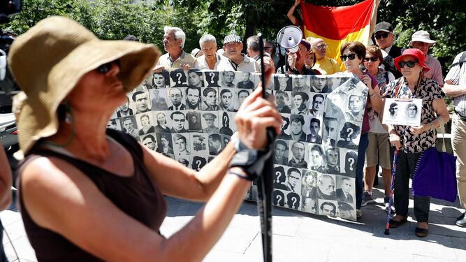 Concentración de la Campaña NiValleNiAlmudena con motivo de la decisión del Supremo del pasado junio de suspender los planes del Gobierno de exhumar a Franco.