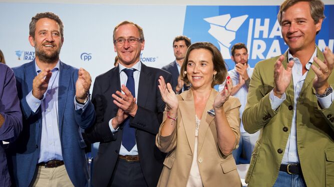 La vicesecretaria general del PP, Cuca Gamarra, acompañada por el presidente del PP del País Vasco, Alfonso Alonso (2i), entre otros, al comienzo de la Convención de los populares vascos este viernes en Vitoria.