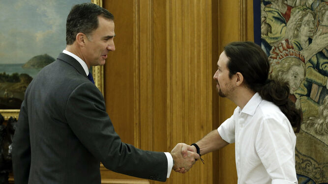 El rey Felipe VI recibe al líder de Podemos, Pablo Iglesias, durante la ronda de consultas para proponer un candidato a la Presidencia del Gobierno en diciembre de 2016.