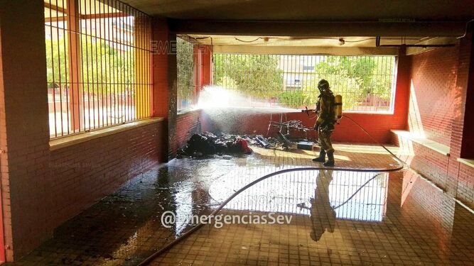 Un bombero apaga el fuego en el colegio Ángel Ganivet.