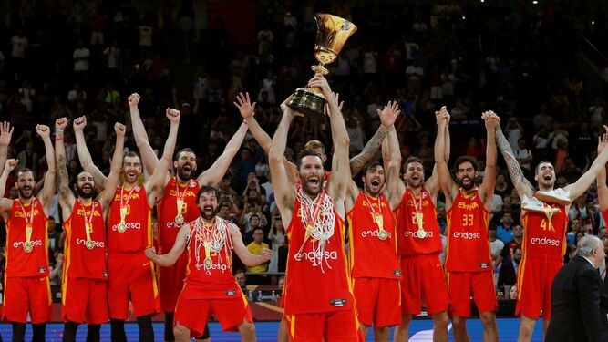 Rudy Fernández levanta el trofeo de campeón del mundo de baloncesto en Pekín.