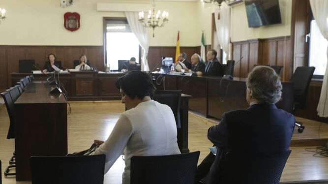 El ex presidente de Invercaria Tomás Pérez-Sauquillo y la ex administradora de aceitunas Tatis, sentados en el banquillo de los acusados.
