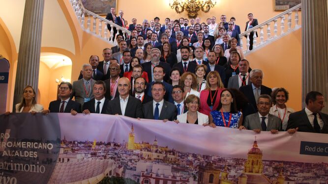Espadas junto a los representantes de 50 ciudades latinoamericanas, del Caribe y españolas.