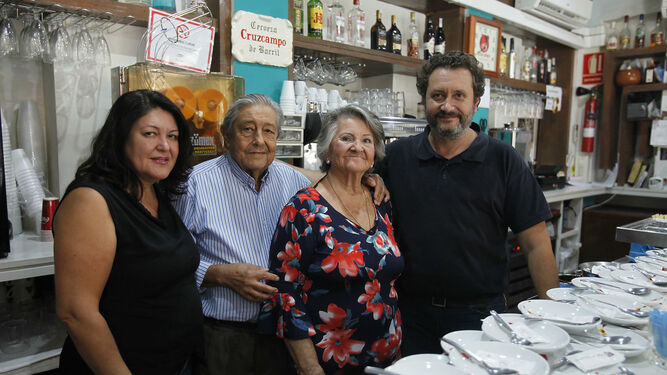 Pedro Rodríguez, con su esposa Rosa Sánchez y Chiqui y Pedro, dos de sus cuatro hijos, en el bar Lago de Sanabria.
