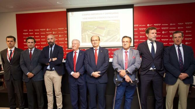 Altos ejecutivos y consejeros del Sevilla, en la presentación del proyecto de la ciudad deportiva.