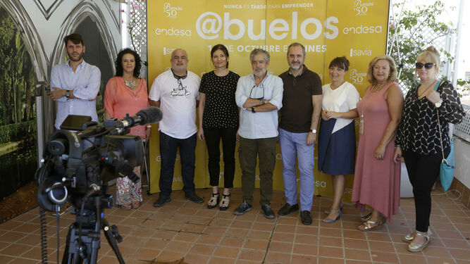 Parte de la producción de la película 'Abuelos', junto a responsables de los premios y de la Fundación Endesa.