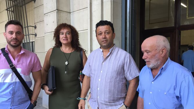 El alcalde de Pruna (centro) acudió al juicio apoyado por vecinos y concejales