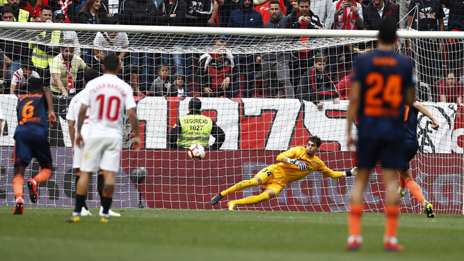 Javi Díaz no puede parar el penalti de Parejo en su debut como portero del Sevilla, ante el Valencia.