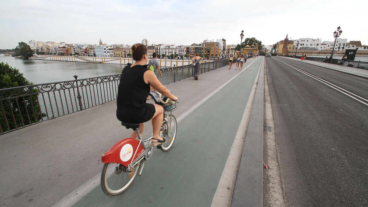 Sevilla gastará 30.000 euros en enseñar a las mujeres a montar en bici