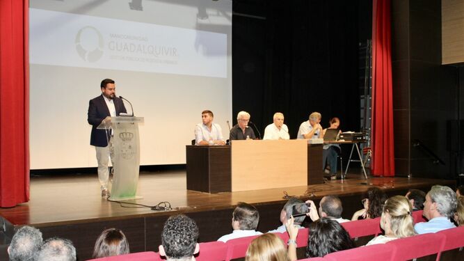 El alcalde de Gines y nuevo presidente de la Mancomunidad Guadalquivir, Romualdo Garrido, durante su intervención en el pleno del ente.