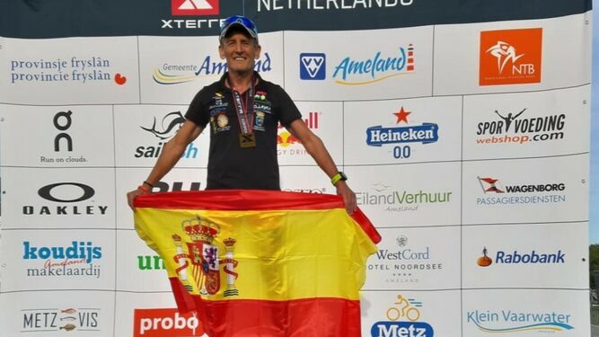 Pérez Cerro, en lo más alto del podio con la bandera española.