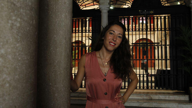 La intérprete y coreógrafa Ana Morales en el patio de la Fundación Cajasol.