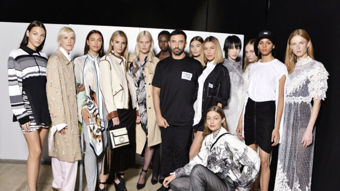 Burberry sorprende con su colección SS20 en la Fashion Week de Londres con Rosalía en el Front-row