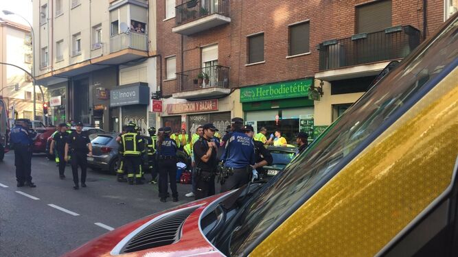 Policías y personal sanitario permanecen en el lugar del suceso, en el madrileño barrio de Tetuán.